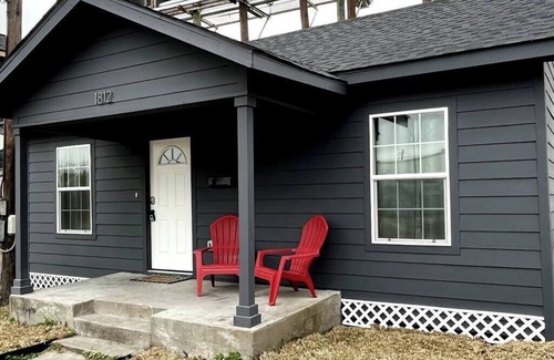 Houston Heights House | Cozy Heights 2 BD Bungalow Conveniently Walkable!