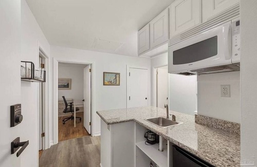 North Northwest Pensacola Cottage | Cozy Hencye 3 Near Uwf, Hospital & Pensacola Beach
