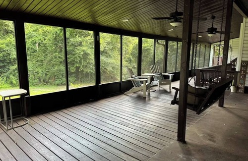 North Northwest Pensacola Cottage | Cozy Hencye 3 Near Uwf, Hospital & Pensacola Beach