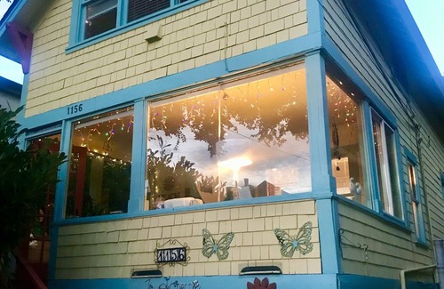 White Rock Cottage | Cozy Heritage Cottage - Steps to the Beach, Promenade, Restaurants, Shops