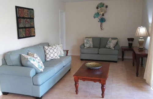 Bahamia West Condo | Cozy Hideaway — 10min walk to the best beach in Freeport Bahamas!