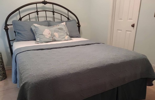 Bahamia West Condo | Cozy Hideaway — 10min walk to the best beach in Freeport Bahamas!