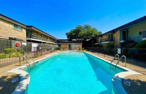 North Dallas House | Cozy Hideaway Central Location Modern Elegance