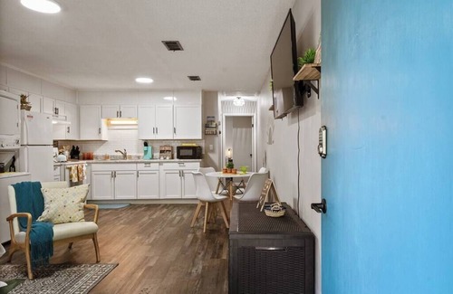West Pensacola House | "Cozy Hideaway", fire pit, bbq, kid & dog friendly