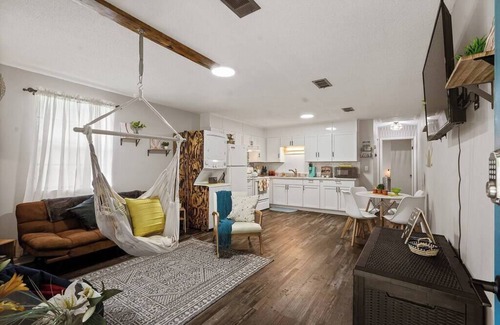 West Pensacola House | "Cozy Hideaway", fire pit, bbq, kid & dog friendly