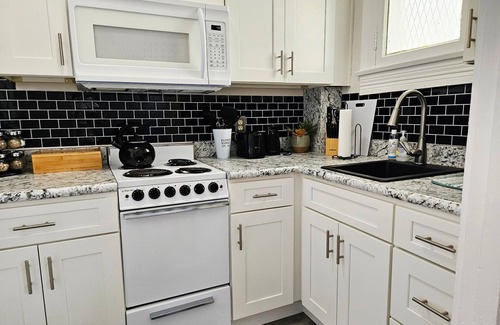 New Albany House | Cozy hideaway on Mason Row Main St. New Albany 10 minutes to downtown Louisville