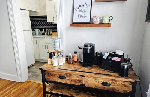New Albany House | Cozy hideaway on Mason Row Main St. New Albany 10 minutes to downtown Louisville