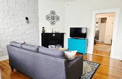 New Albany House | Cozy hideaway on Mason Row Main St. New Albany 10 minutes to downtown Louisville