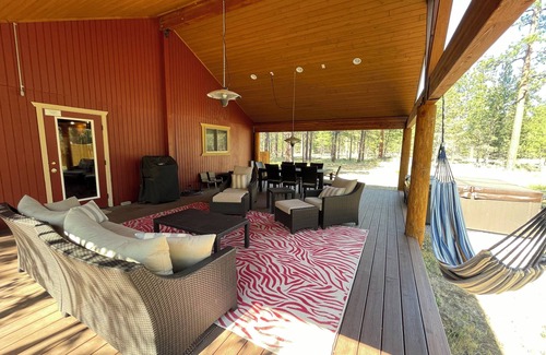 Sisters Cabin | Cozy Hideaway w/outdoor living and hot tub! Close to skiing and hiking.