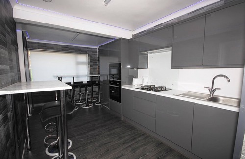 Woodingdean House | Cozy Hideaway With Hot Tub & Sauna Sleeps 7