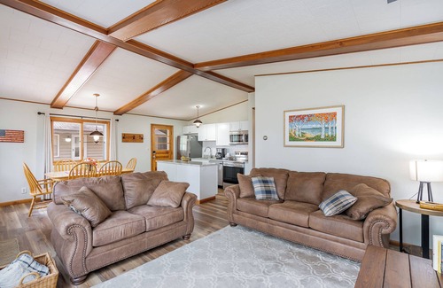 Higgins Lake Cottage | Cozy Higgins Lake Cottage- Relax- Kayak- Fire Pit- BBQ- Steps from the Lake! n