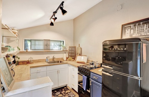 High Springs House | Cozy High Springs Retreat Near Blue Springs, Renovated Pet-Friendly Backyard!