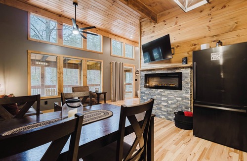 Campton Cabin | Cozy hiker’s retreat with relaxing hot tub.