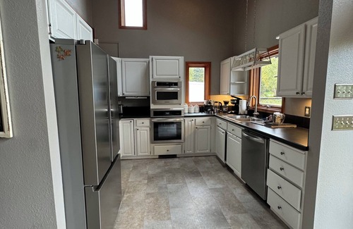 Rabbit Creek House | COZY HILLSIDE HOME WITH A BEAUTIFUL DECK, FIRE PIT, SAUNA & PLENTY OF PARKING
