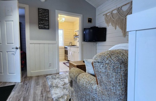 Hastings Highlands Cabin | Cozy Hilltop Cabin - 10 minutes to Bancroft