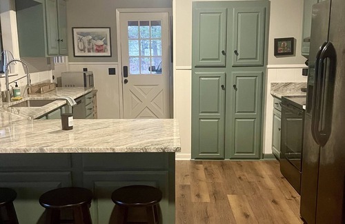 Higden House | Cozy hilltop cabin less than 1 mile from Lacey's marina and WMA land to explore!