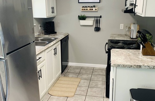 Paris House | Cozy & Hip 2-bedroom home - 5 min from Downtown
