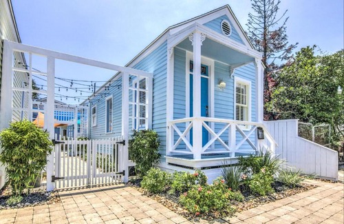 San Jacinto House | Cozy Historic Beach Cottage II