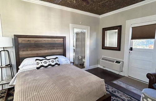 Sulphur Springs House | Cozy Historic Carriage apt. Steps from dining /boutiques/entertainment!