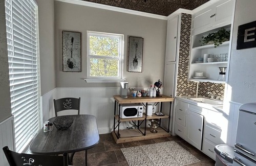Sulphur Springs House | Cozy Historic Carriage apt. Steps from dining /boutiques/entertainment!