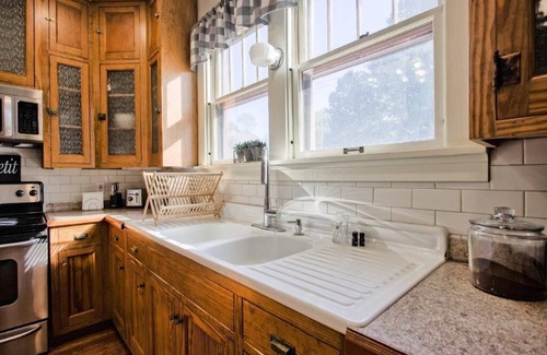 Edwardsville Apartment | Cozy Historic Downtown Edwardsville Charmer