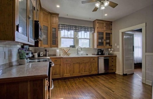 Edwardsville Apartment | Cozy Historic Downtown Edwardsville Charmer