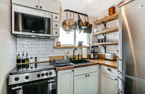Washington Square West House | Cozy & Historic Gem: Free Parking+ Patio -Sleeps 6