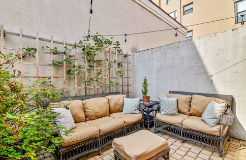 Washington Square West House | Cozy & Historic Gem: Free Parking+ Patio -Sleeps 6