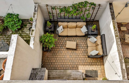Washington Square West House | Cozy & Historic Gem: Free Parking+ Patio -Sleeps 6