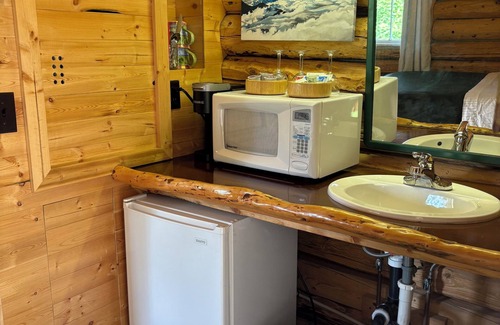 Talkeetna Cabin | Cozy historic log cabin in downtown Talkeetna with WiFi