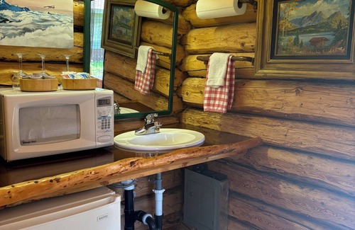 Talkeetna Cabin | Cozy historic log cabin in downtown Talkeetna with WiFi