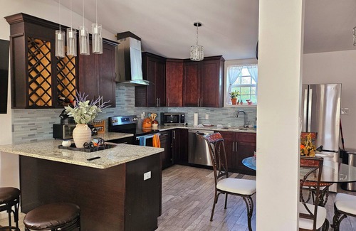 Prospect Hill House | Cozy Historic Victorian close to riverwalk.