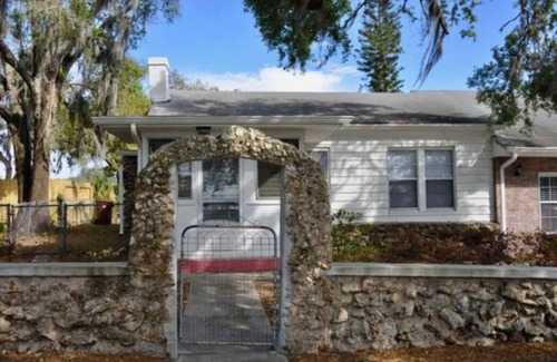 Polk City Cottage | Cozy Historical Cottage