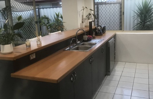 Redcliffe House | Cozy Holiday Home - Close to airport - Large outdoor pool