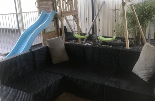 Redcliffe House | Cozy Holiday Home - Close to airport - Large outdoor pool