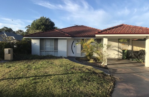 Redcliffe House | Cozy Holiday Home - Close to airport - Large outdoor pool