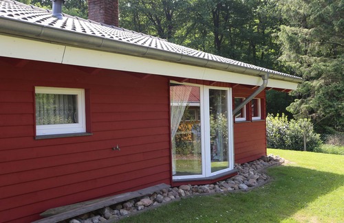 Falkenburg House | Cozy holiday home with a large fenced plot and free WiFi