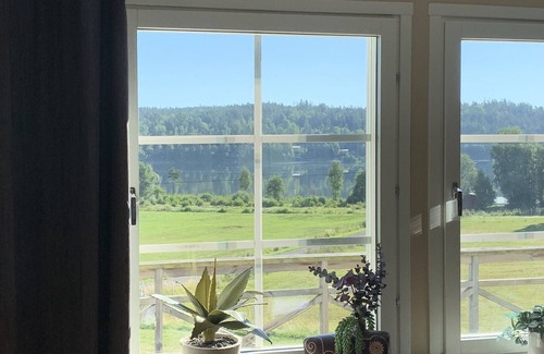 Molnbo Ski Chalet | Cozy holiday home with lake view on a horse farm near Stockholm