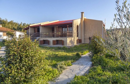 Nea Palatia House | Cozy holiday villa 2 min from the beach ideal for families