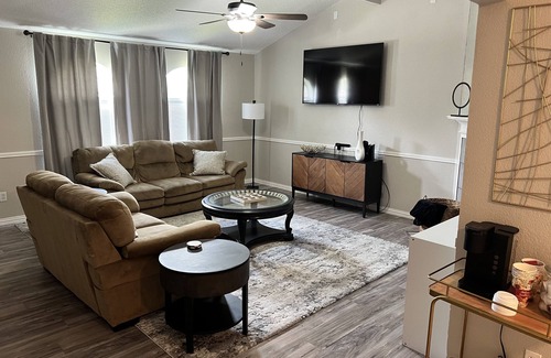 South Arlington House | Cozy Hollyberry! With backyard getaway!
