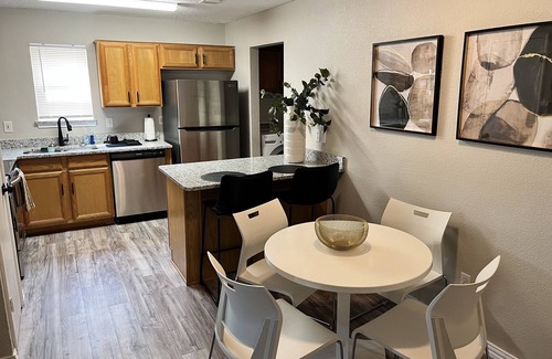 South Arlington House | Cozy Hollyberry! With backyard getaway!