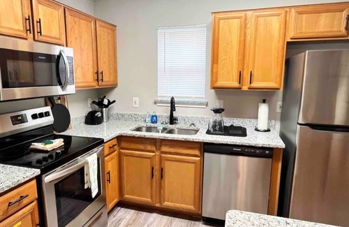 South Arlington House | Cozy Hollyberry! With backyard getaway!