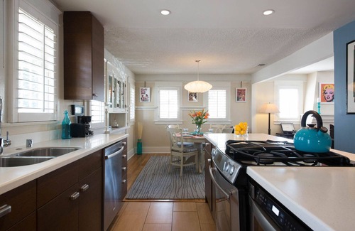 Wilshire House | Cozy Hollywood House ★ Central Los Angeles Location ★ 2 Car Parking