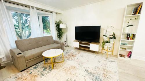 Toronto Apartment | Cozy Home 10 Mins From Toronto Airport With Free Parking