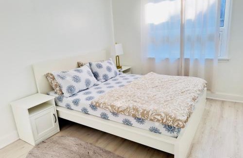 Toronto Apartment | Cozy Home 10 Mins From Toronto Airport With Free Parking