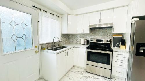 Toronto Apartment | Cozy Home 10 Mins From Toronto Airport With Free Parking