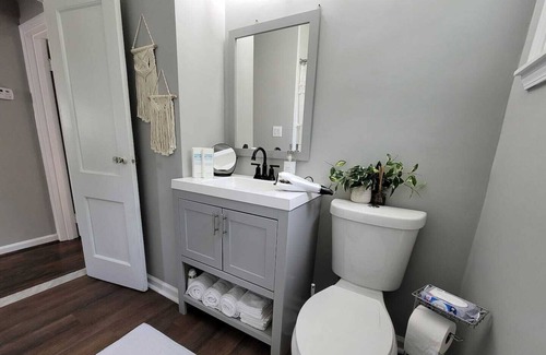 Lincoln Park House | Cozy home 15 minutes from DTW and Downtown Detroit