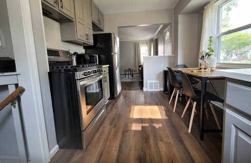 Lincoln Park House | Cozy home 15 minutes from DTW and Downtown Detroit
