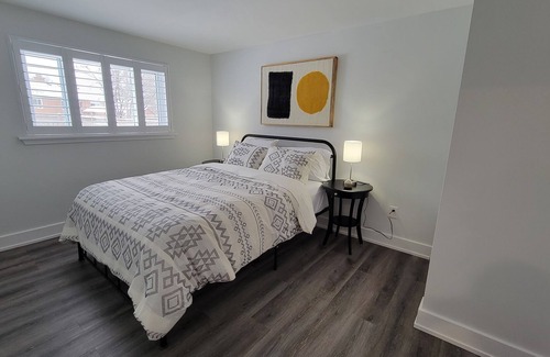 Brampton House | Cozy Home, 15 minutes to Pearson Airport, No Cleaning Fee