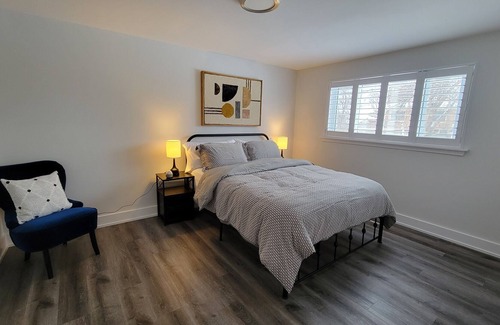 Brampton House | Cozy Home, 15 minutes to Pearson Airport, No Cleaning Fee